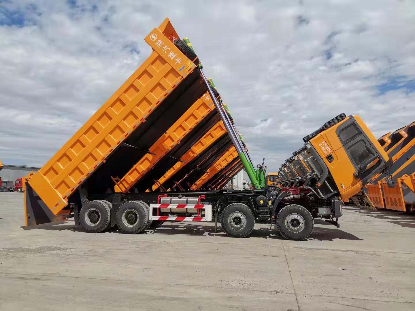 Camion à benne basculante Shacman F3000 8x4